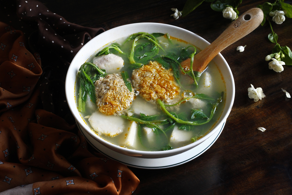 Cách nấu canh cua rau muống khoai sọ